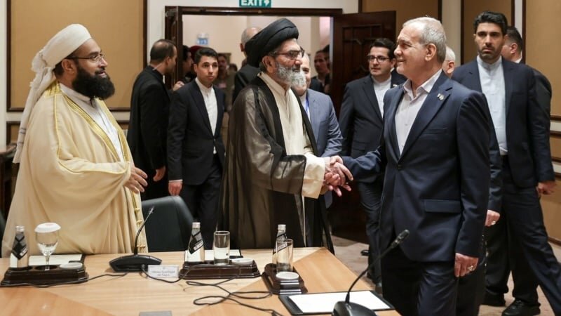 Iranian President met a group of Shia and Sunni scholars in Pakistan