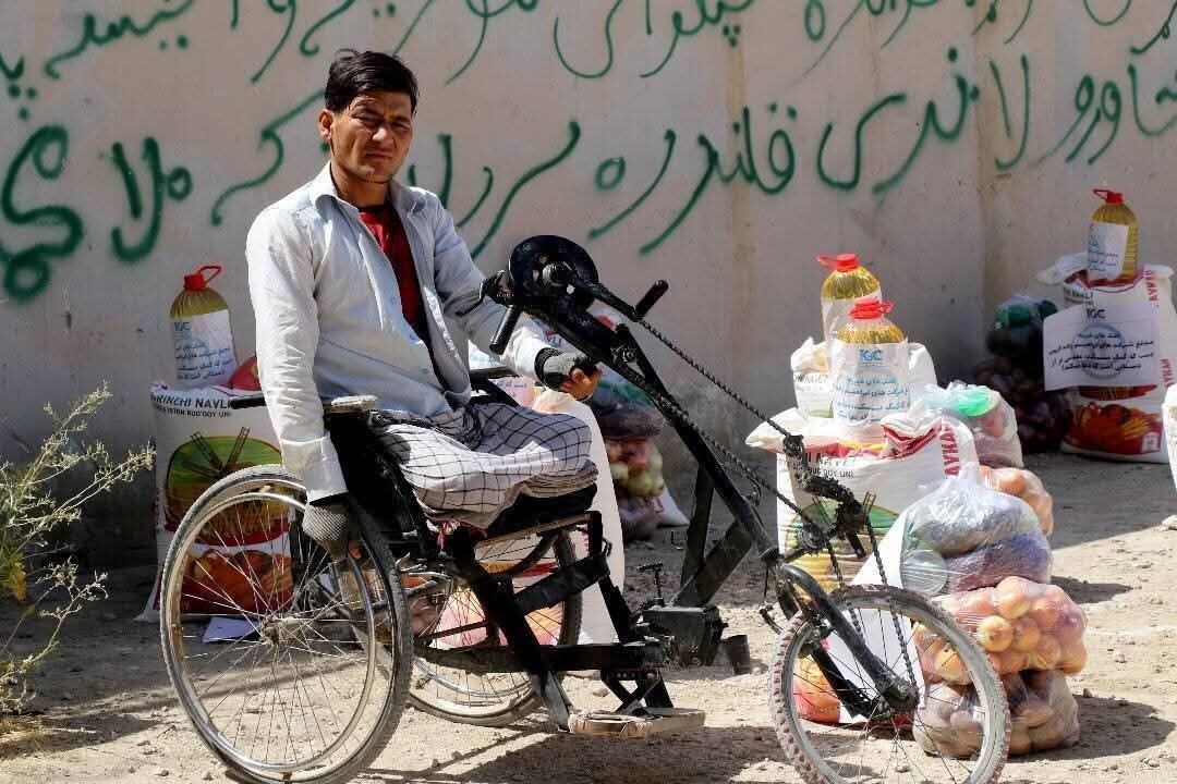 توزیع بسته‌های غذایی برای ۳۰۰ خانواده نیازمند در شهر مزار شریف افغانستان + تصاویر
