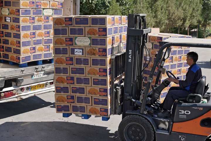 تقرير مصور/ إرسال 150 ألف سلة غذائية لزوار الأربعين