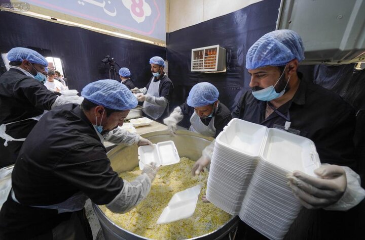 تقرير مصور/ هيأة الاستثمار في العتبة العلويّة المقدّسة يفتتح موقعًا خدميًّا ميدانيًّا لتوزيع الطعام لزائري الأربعين