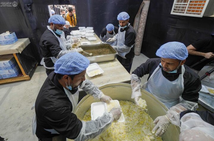 تقرير مصور/ هيأة الاستثمار في العتبة العلويّة المقدّسة يفتتح موقعًا خدميًّا ميدانيًّا لتوزيع الطعام لزائري الأربعين