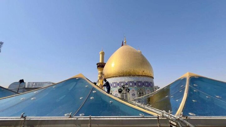 غسل الزجاج الخارجي لسقف مرقد أبي الفضل العباس (عليه السلام)