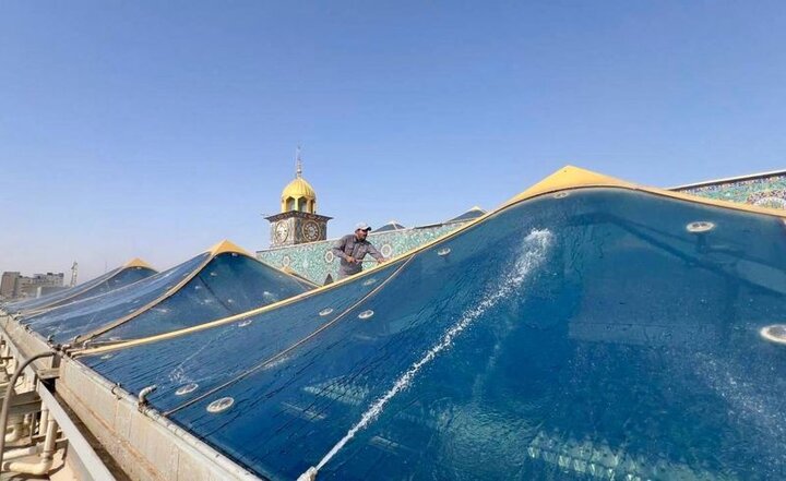 غسل الزجاج الخارجي لسقف مرقد أبي الفضل العباس (عليه السلام)