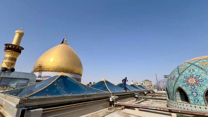 غسل الزجاج الخارجي لسقف مرقد أبي الفضل العباس (عليه السلام)