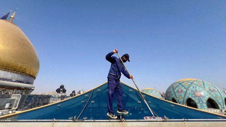 غسل الزجاج الخارجي لسقف مرقد أبي الفضل العباس (عليه السلام)