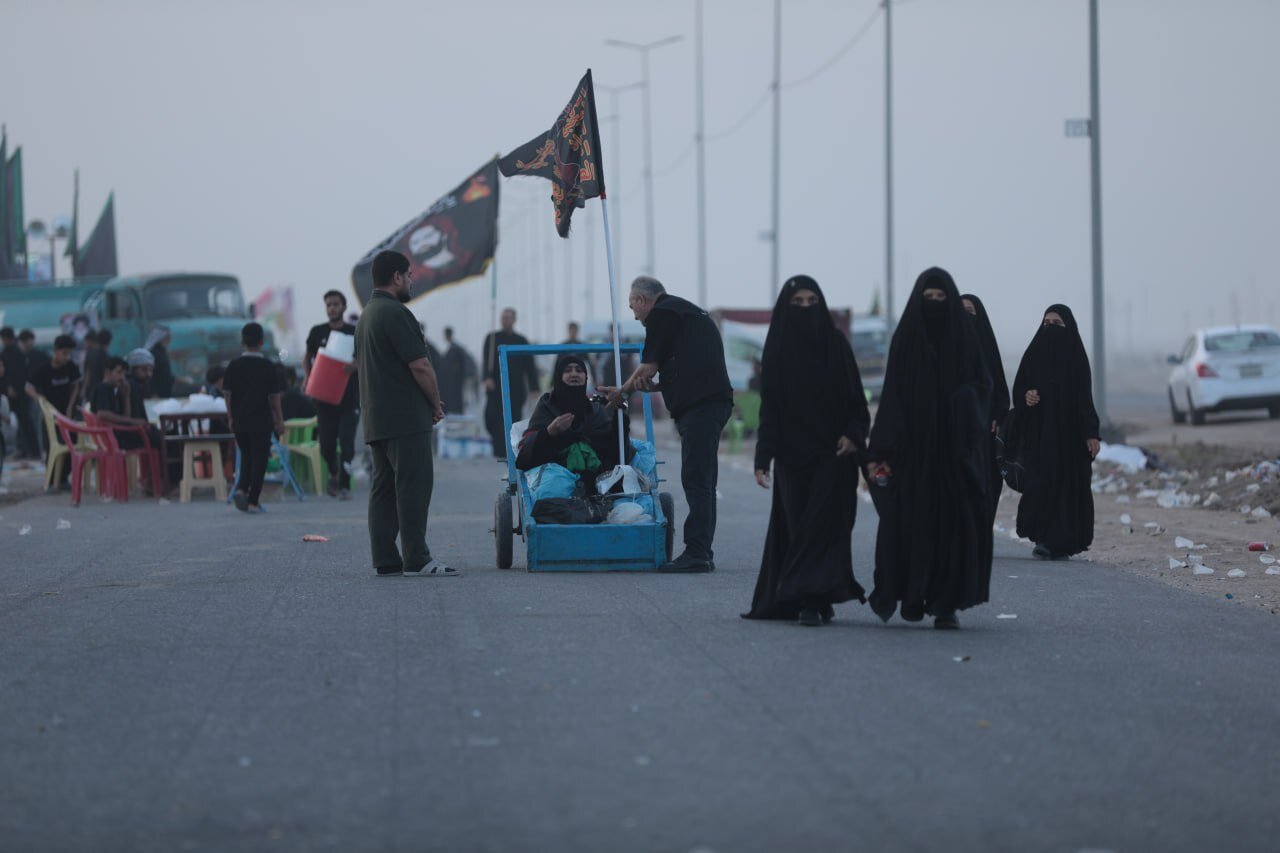 ولد بار يحمل أمه بعربة العمل من البصرة الى كربلاء منذ (17) عاما للمشاركة في الزيارة الأربعينية