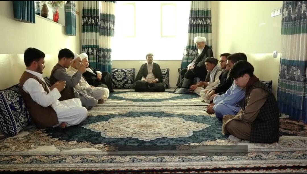 ویدیو | حضور رئیس شورای علمای شیعه افغانستان در منزل قربانیان شیعه به دست کوچی‌ها