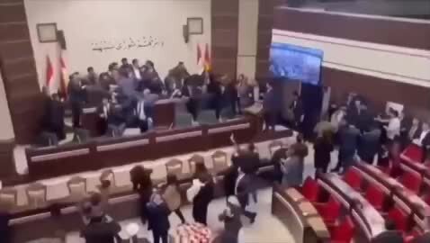 کتک‌کاری و پرتاب کفش در پارلمان عراق! + ویدیو