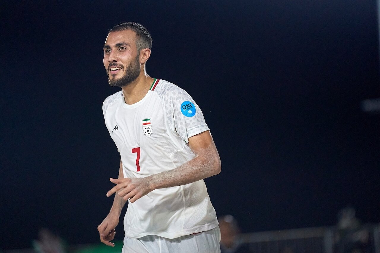 اهدای مدال قهرمانی ملی‌پوش فوتبال ساحلی به موزه آستان قدس رضوی