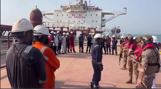 فيديو | البحرية العراقية تحتجز ناقلة نفط ترفع العلم الليبيري قبالة سواحل البصرة