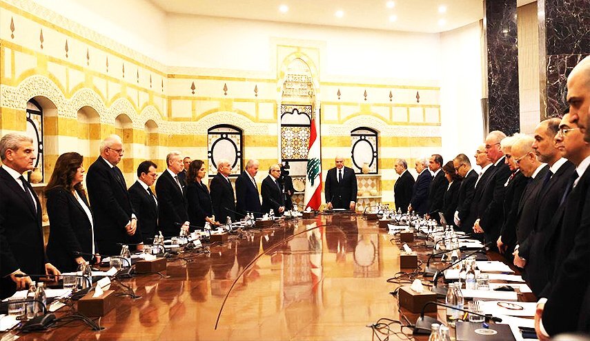 الحكومة اللبنانية تكلف الجيش بـ ’حصر السلاح’.. ووزيرا حزب الله وأمل ينسحبان