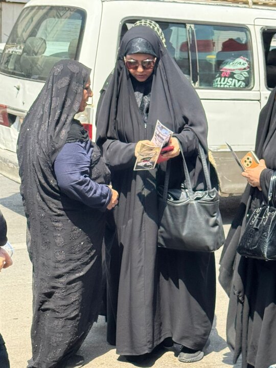 تقرير مصور/ الفرق البيئية تنشر الوعي الثقافي السليم بين الزوار المتجهين الى كربلاء المقدسة