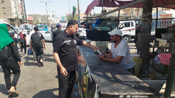 تقرير مصور/ الفرق البيئية تنشر الوعي الثقافي السليم بين الزوار المتجهين الى كربلاء المقدسة