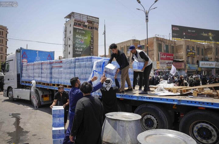 تقرير مصور/ العتبة العلوية تجهز المواكب الخدمية بأكثر من 7 آلاف صندوق ماء و ألف قالب ثلج يوميًّا