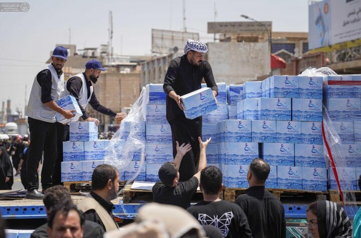 تقرير مصور/ العتبة العلوية تجهز المواكب الخدمية بأكثر من 7 آلاف صندوق ماء و ألف قالب ثلج يوميًّا