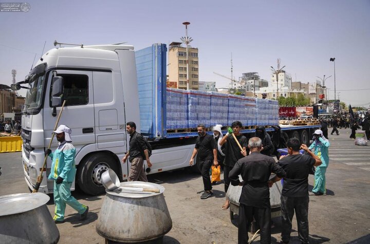 تقرير مصور/ العتبة العلوية تجهز المواكب الخدمية بأكثر من 7 آلاف صندوق ماء و ألف قالب ثلج يوميًّا