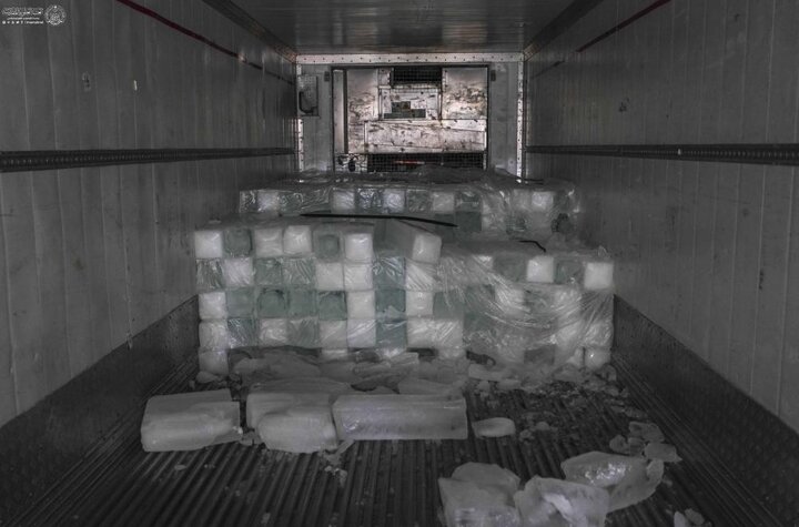 تقرير مصور/ العتبة العلوية تجهز المواكب الخدمية بأكثر من 7 آلاف صندوق ماء و ألف قالب ثلج يوميًّا