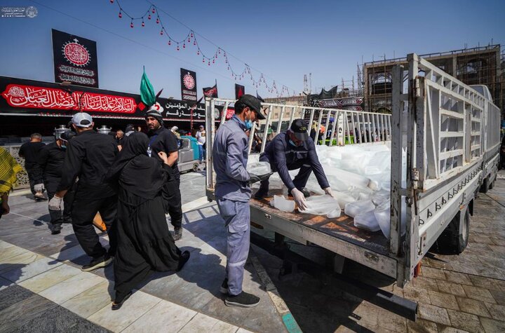 تقرير مصور/ العتبة العلوية تجهز المواكب الخدمية بأكثر من 7 آلاف صندوق ماء و ألف قالب ثلج يوميًّا