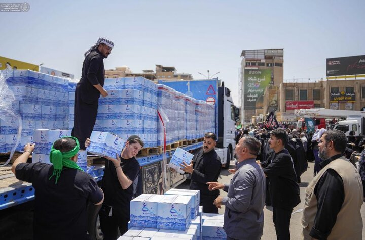 تقرير مصور/ العتبة العلوية تجهز المواكب الخدمية بأكثر من 7 آلاف صندوق ماء و ألف قالب ثلج يوميًّا