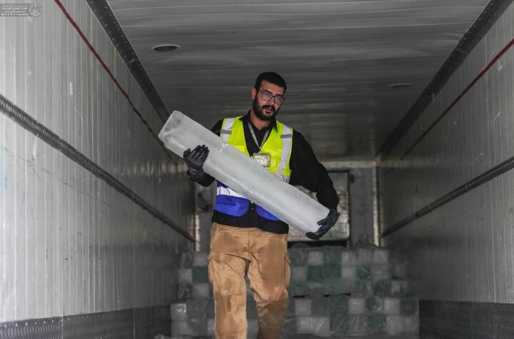 تقرير مصور/ العتبة العلوية تجهز المواكب الخدمية بأكثر من 7 آلاف صندوق ماء و ألف قالب ثلج يوميًّا