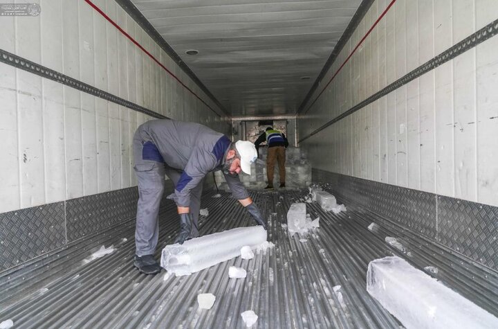 تقرير مصور/ العتبة العلوية تجهز المواكب الخدمية بأكثر من 7 آلاف صندوق ماء و ألف قالب ثلج يوميًّا