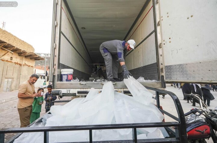 تقرير مصور/ العتبة العلوية تجهز المواكب الخدمية بأكثر من 7 آلاف صندوق ماء و ألف قالب ثلج يوميًّا