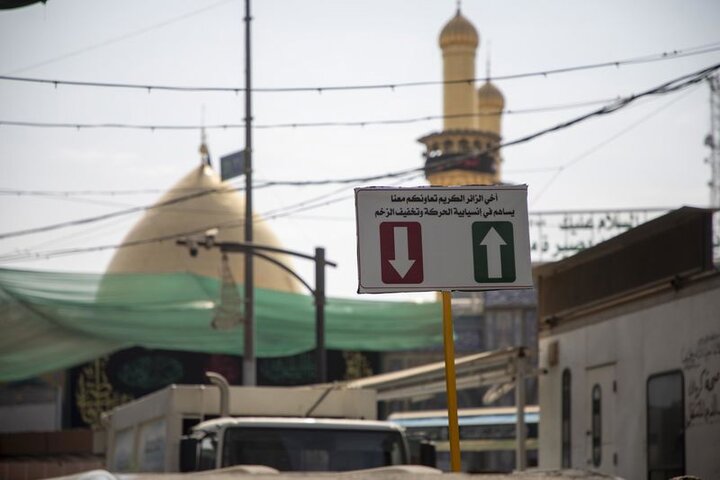 نشر 50 لافتة إرشادية للتعريف بالاتجاهات وبيان المسارات خدمة لزائري الأربعين في قسم بين الحرمين