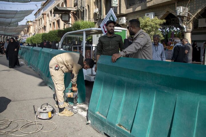 نشر 50 لافتة إرشادية للتعريف بالاتجاهات وبيان المسارات خدمة لزائري الأربعين في قسم بين الحرمين
