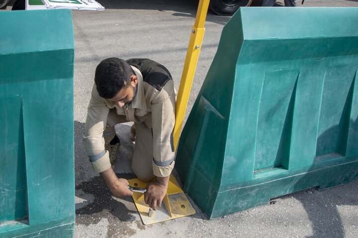 نشر 50 لافتة إرشادية للتعريف بالاتجاهات وبيان المسارات خدمة لزائري الأربعين في قسم بين الحرمين