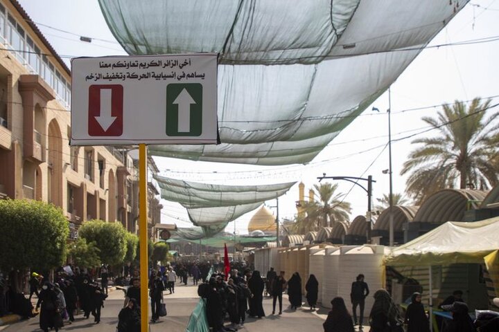 نشر 50 لافتة إرشادية للتعريف بالاتجاهات وبيان المسارات خدمة لزائري الأربعين في قسم بين الحرمين