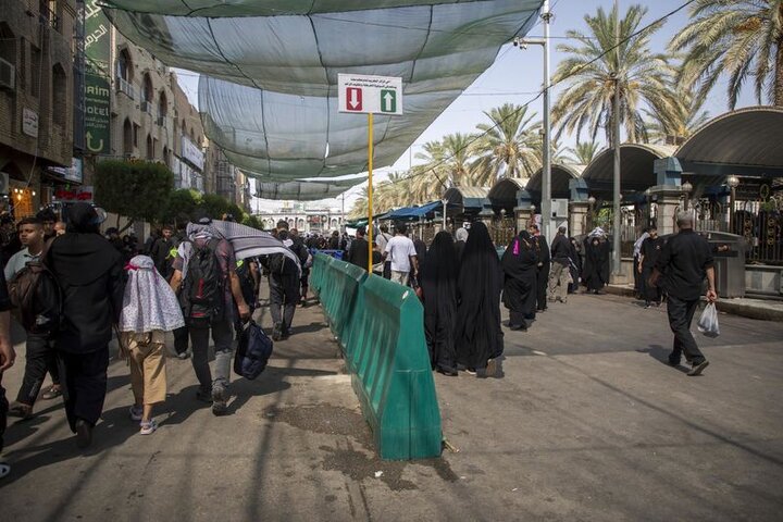 نشر 50 لافتة إرشادية للتعريف بالاتجاهات وبيان المسارات خدمة لزائري الأربعين في قسم بين الحرمين