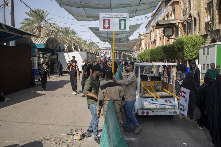 نشر 50 لافتة إرشادية للتعريف بالاتجاهات وبيان المسارات خدمة لزائري الأربعين في قسم بين الحرمين