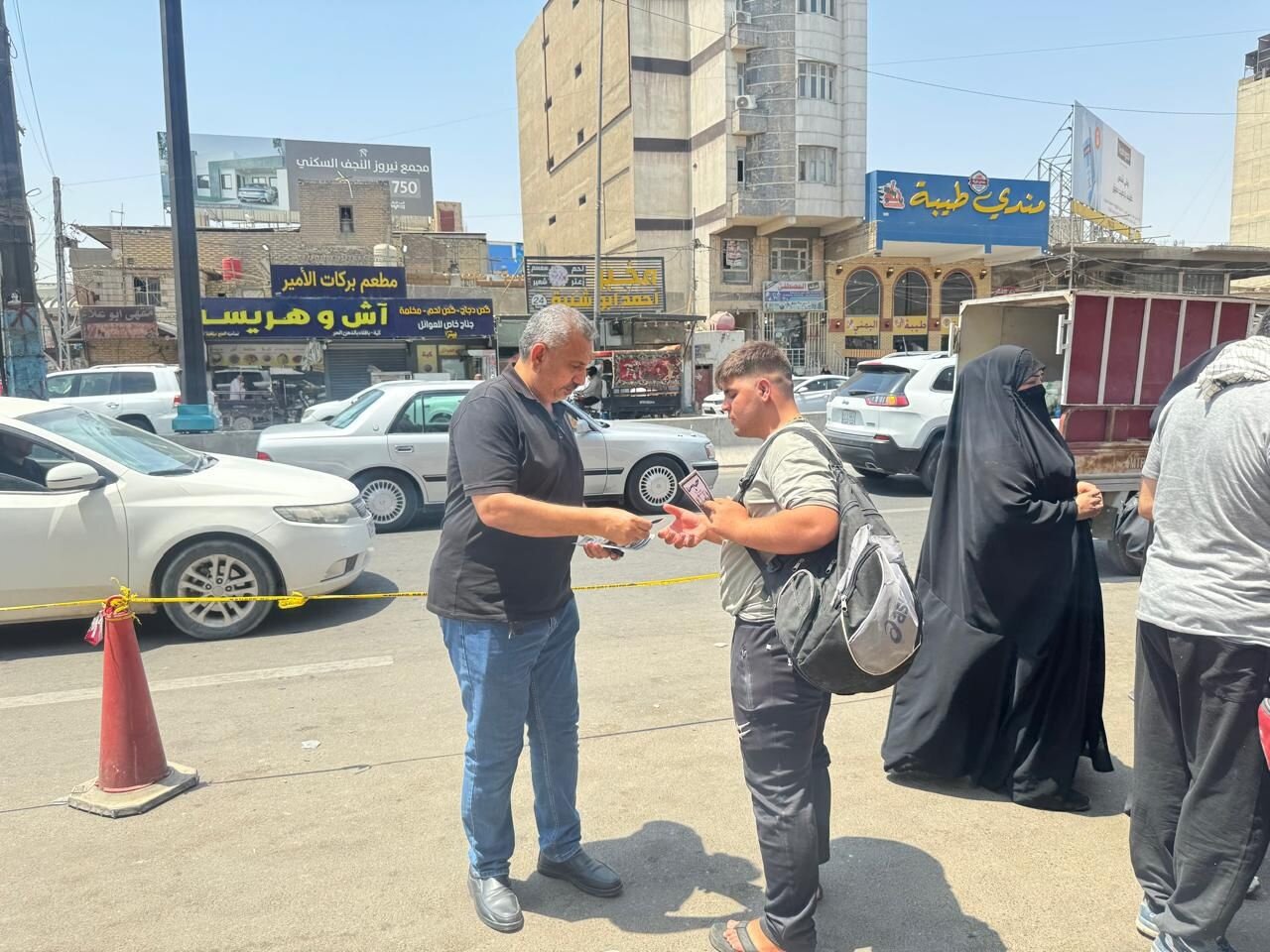 تقرير مصور/ الفرق البيئية تنشر الوعي الثقافي السليم بين الزوار المتجهين الى كربلاء المقدسة