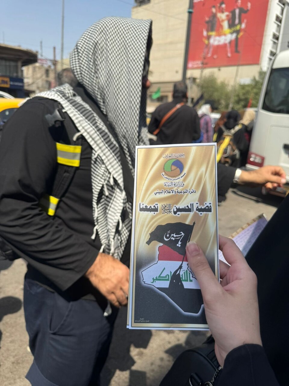تقرير مصور/ الفرق البيئية تنشر الوعي الثقافي السليم بين الزوار المتجهين الى كربلاء المقدسة