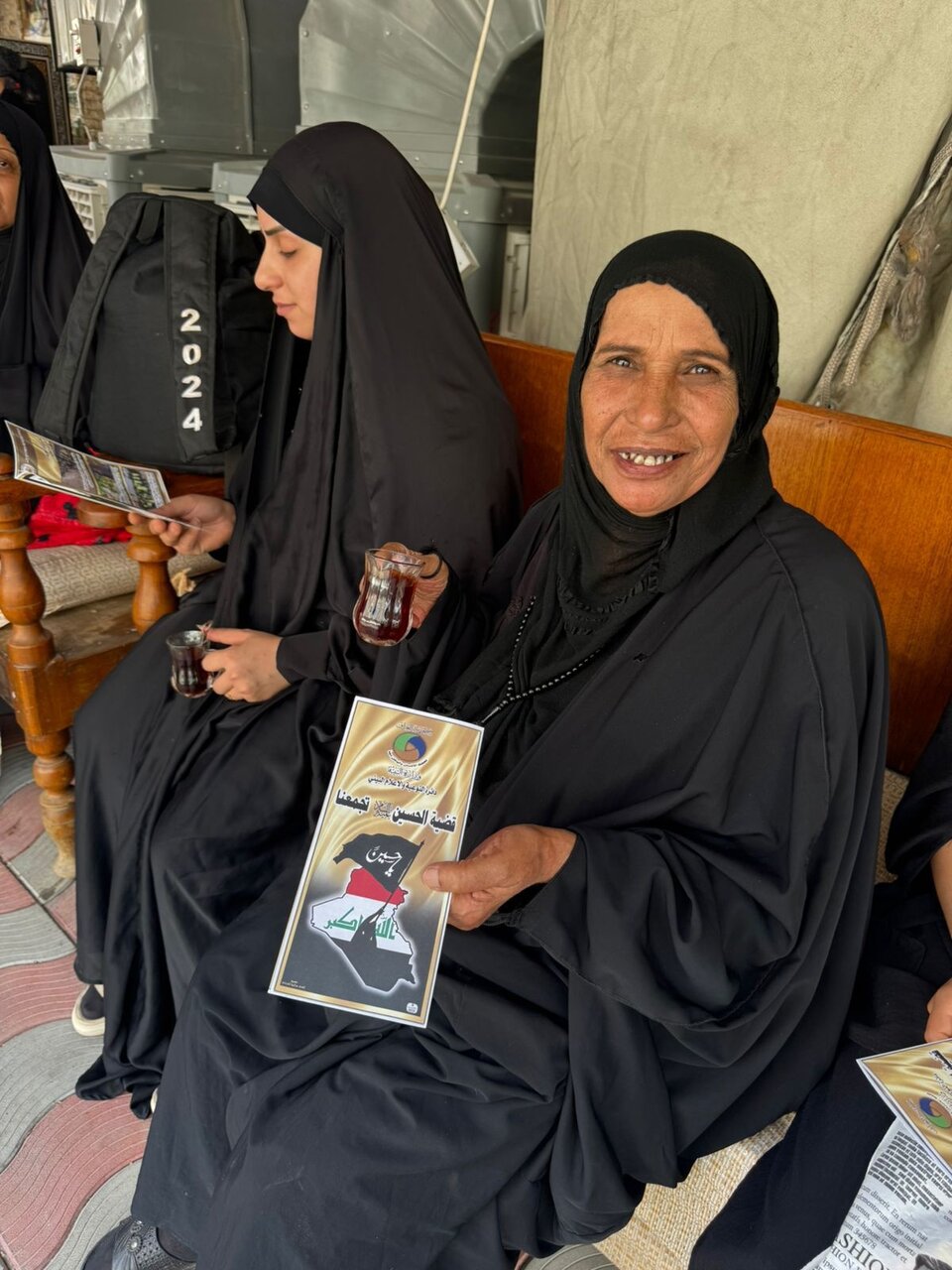 تقرير مصور/ الفرق البيئية تنشر الوعي الثقافي السليم بين الزوار المتجهين الى كربلاء المقدسة