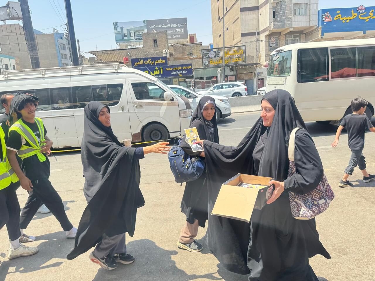 تقرير مصور/ الفرق البيئية تنشر الوعي الثقافي السليم بين الزوار المتجهين الى كربلاء المقدسة