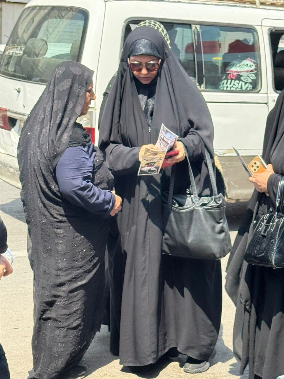 تقرير مصور/ الفرق البيئية تنشر الوعي الثقافي السليم بين الزوار المتجهين الى كربلاء المقدسة