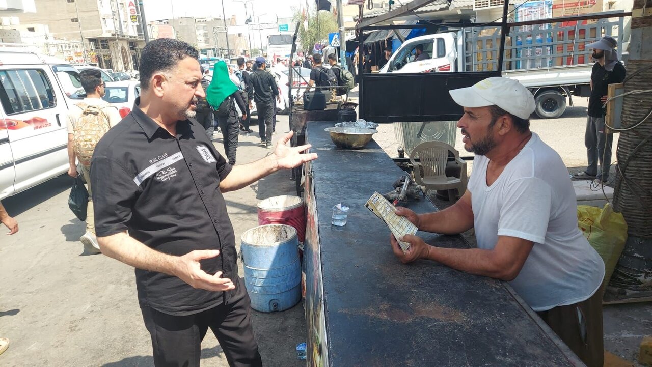 تقرير مصور/ الفرق البيئية تنشر الوعي الثقافي السليم بين الزوار المتجهين الى كربلاء المقدسة