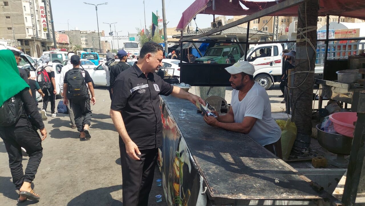 تقرير مصور/ الفرق البيئية تنشر الوعي الثقافي السليم بين الزوار المتجهين الى كربلاء المقدسة