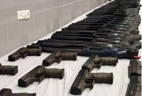 قوات الأمن الإيرانية تضبط أكثر من ألف قطعة سلاح أمريكي في جنوب شرق البلاد