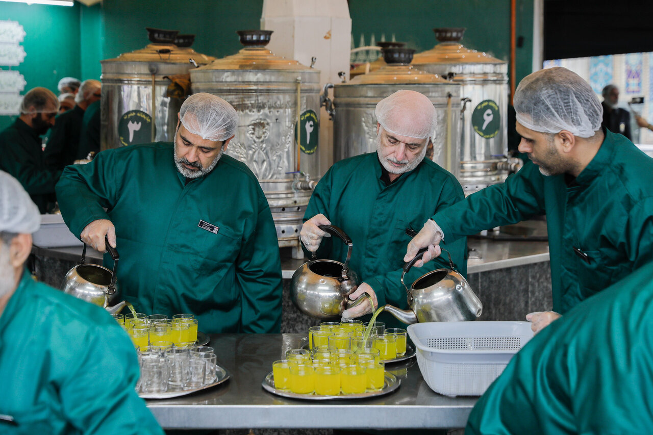 مشارکت متمایز محبان اهل‌بیت(ع) از خراسان در اربعین/ از ابتکار فرهنگی خادمان امام رضا(ع) تا اجرای بزرگترین عملیات اسکان و تغذیه و موکب هنرمندان مشهدی