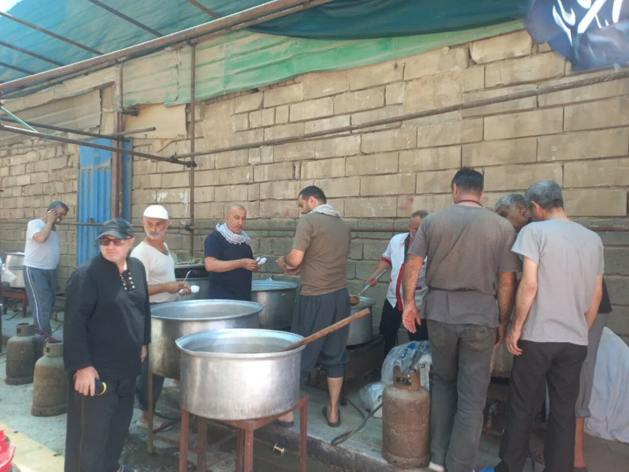 پخت ۶۷۰۰ پرس غذا در موکب قمر بنی‌هاشم(ع) در خیابان میثم تمار کربلا