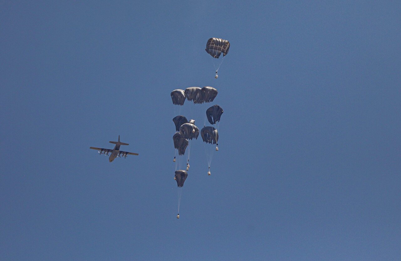 إنزال المساعدات من الجو... غطاء إنساني زائف لحصار قاتل وإبادة ممنهجة في غزة