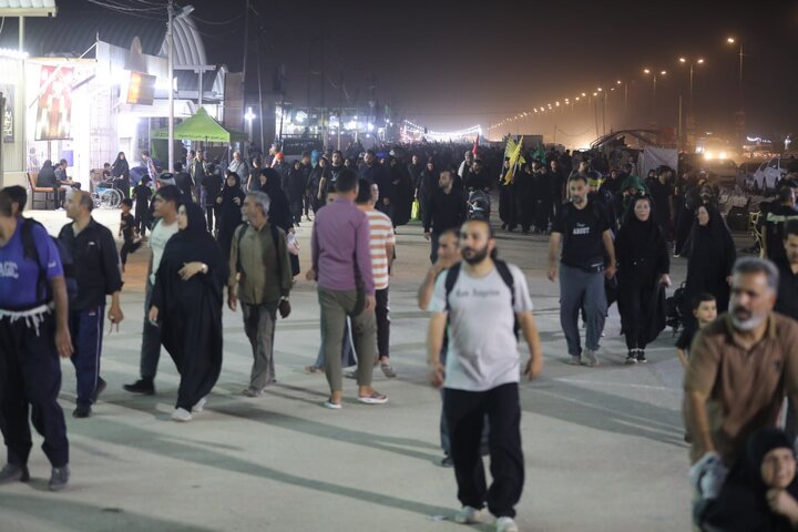 تقرير مصور/ أجواء زيارة الحسيني في طريق رابط بين كربلاء والنجف