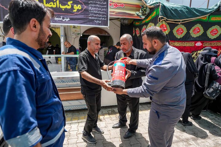 تقرير مصور/ العتبة العسكرية تزود أصحاب المواكب الحسينية بقناني إطفاء الحريق في زيارة الأربعين