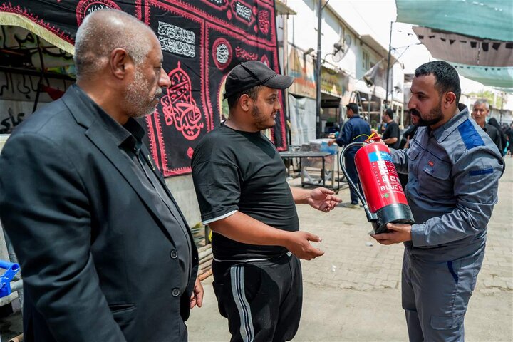 تقرير مصور/ العتبة العسكرية تزود أصحاب المواكب الحسينية بقناني إطفاء الحريق في زيارة الأربعين