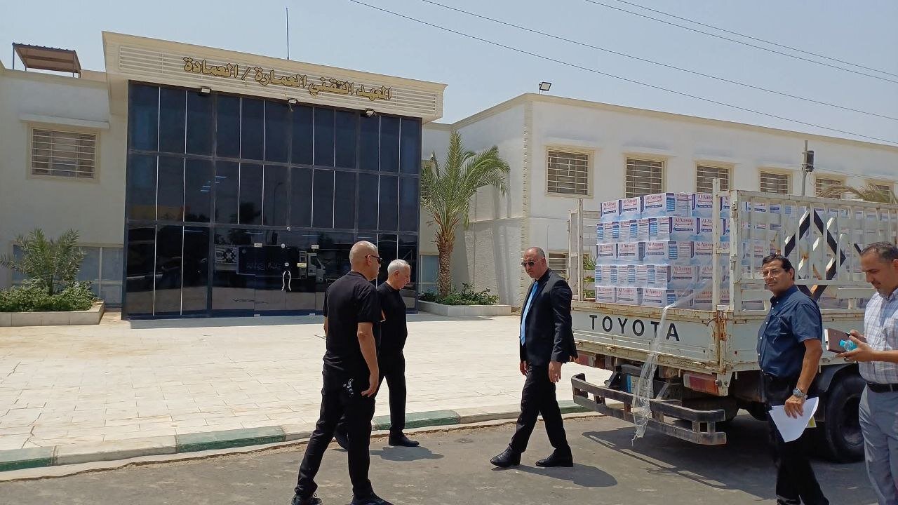 موكب المعهد التقني في العمارة يوزع ماء صحية معباة على مواكب حسينية