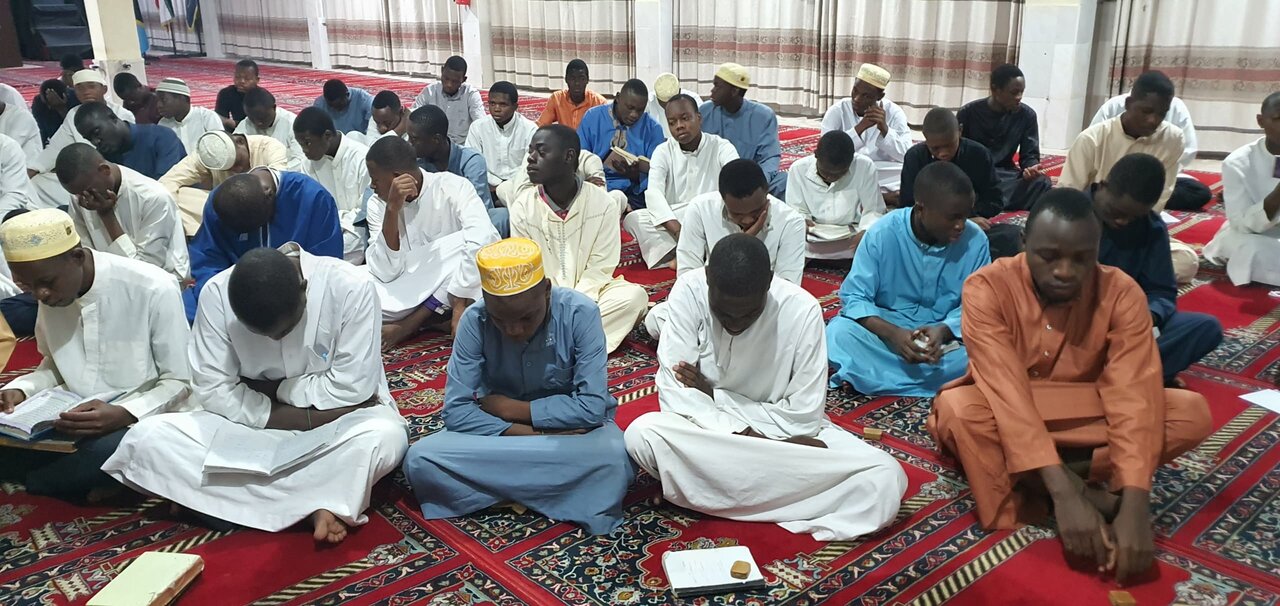 Wanafunzi wa Chuo cha Kimataifa cha Al-Mustafa (s) Foundation wakihuisha Usomaji wa Dua ya Nudba Leo hii Mbezi Beach, Jijini Dar-es-Salaam