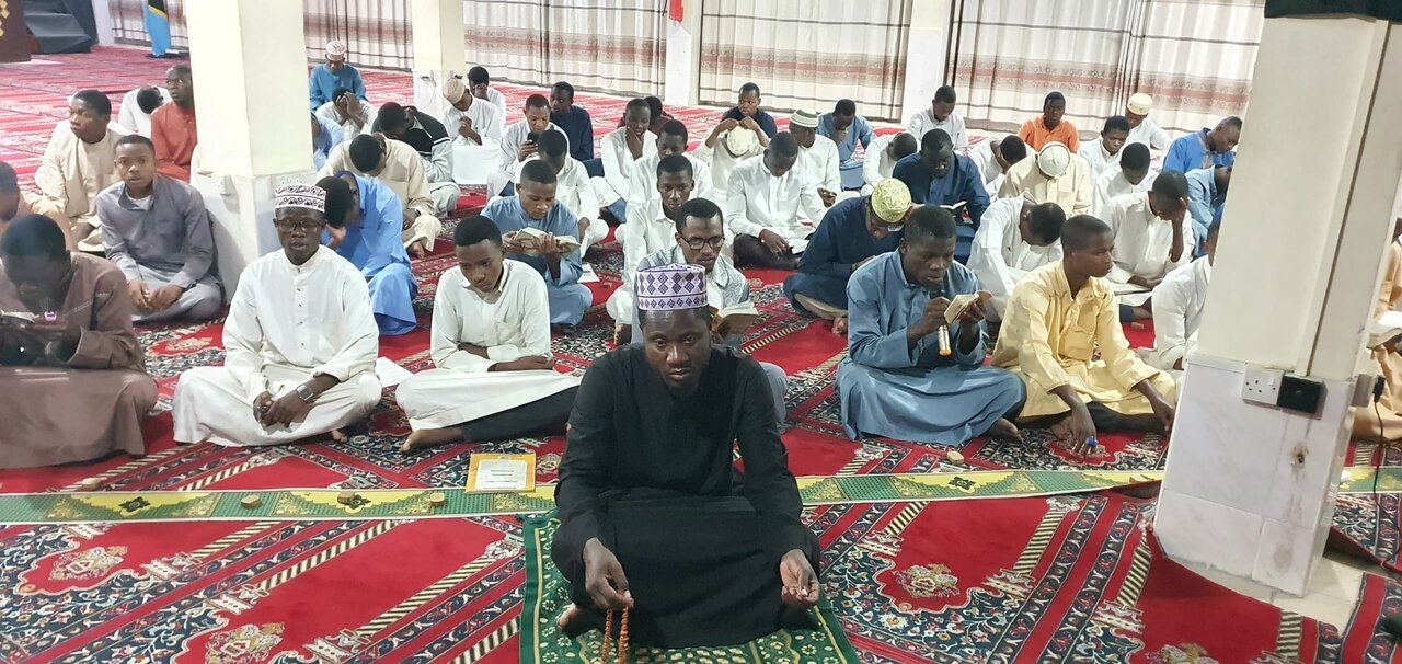 Wanafunzi wa Chuo cha Kimataifa cha Al-Mustafa (s) Foundation wakihuisha Usomaji wa Dua ya Nudba Leo hii Mbezi Beach, Jijini Dar-es-Salaam
