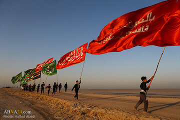 Millones de peregrinos caminan hacia Karbala para conmemorar el Arbain del Imam Hussain (P)